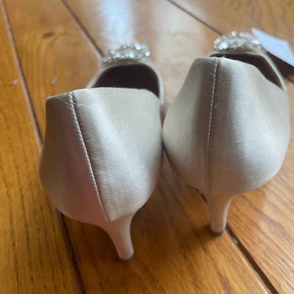 Cher Crystal Embellished Pump size 8
Badgley Mischka - Picture 4 of 8